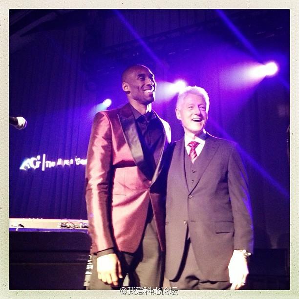 克林顿是高富帅，高个子的他竟然比科比矮那么多。打篮球的运动员就是高，科比也一样。