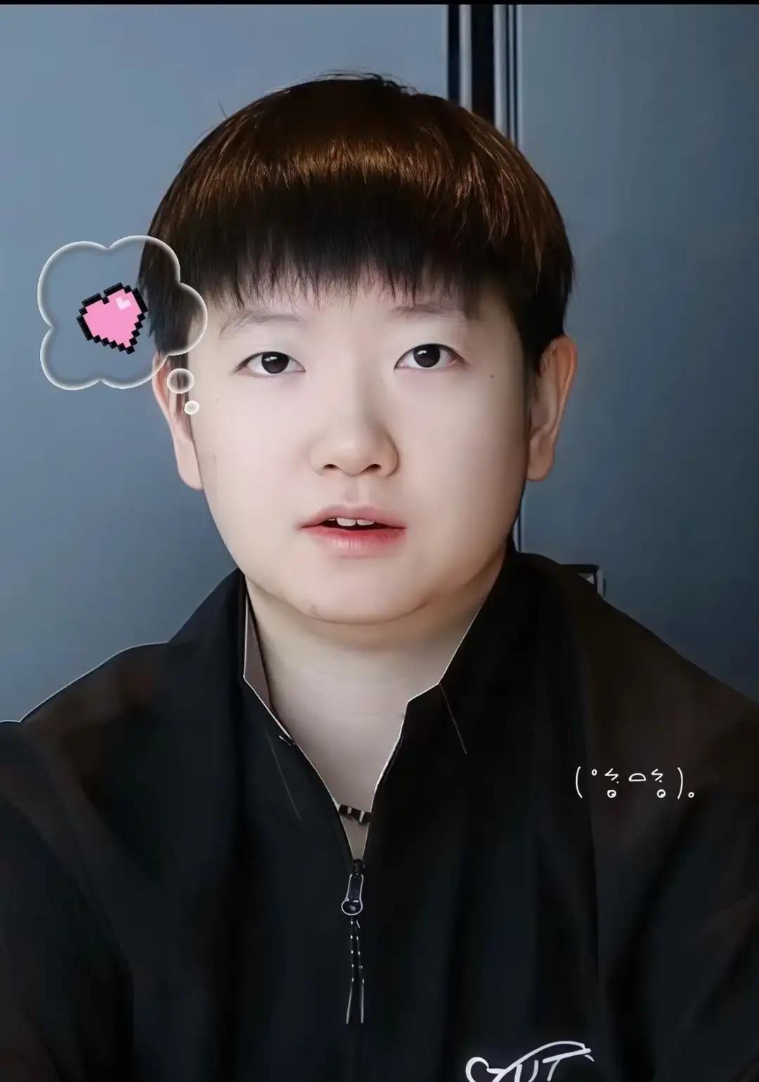 乒超总决赛，深圳湾热闹打折。孙颖莎脚踝绑着肌效贴，只能视频打气，深圳大学靠