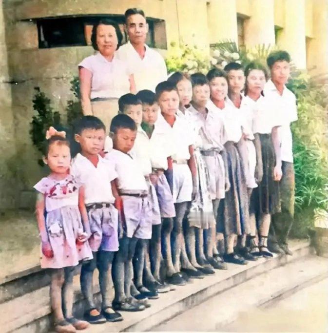 1961年吴信泉将军与夫人及12个子女的全家福，孩子们衣着朴素、神情自然。