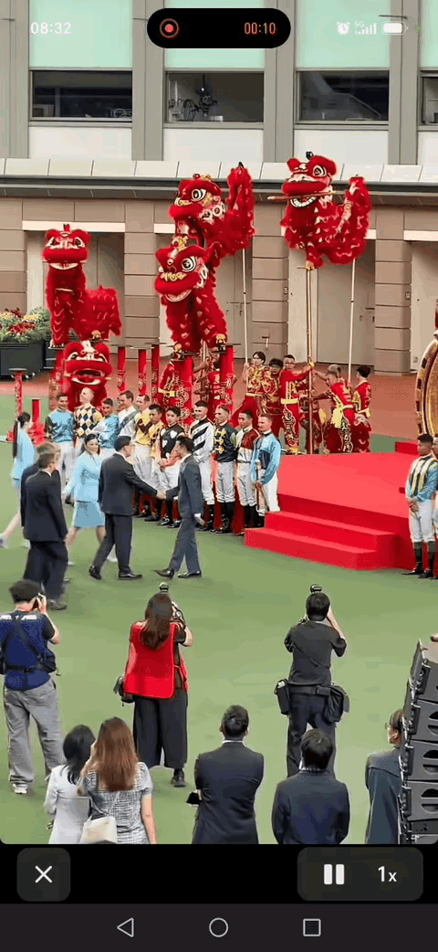 郭富城这段我反复看了几遍，​他和特首握完手后，​就赶紧退回到一边站好，把路给特首让出来，等特首准备上