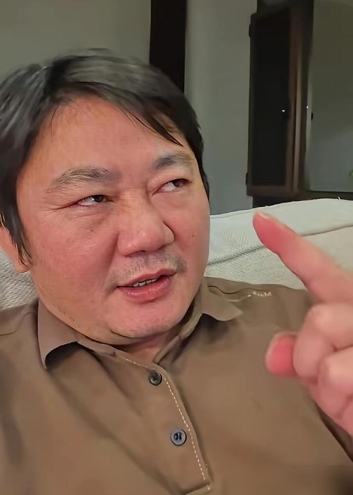 一个40岁的男人，掐灭烟头，感叹自己比58岁的姜武还沧桑。我告诉你，这根本不是什