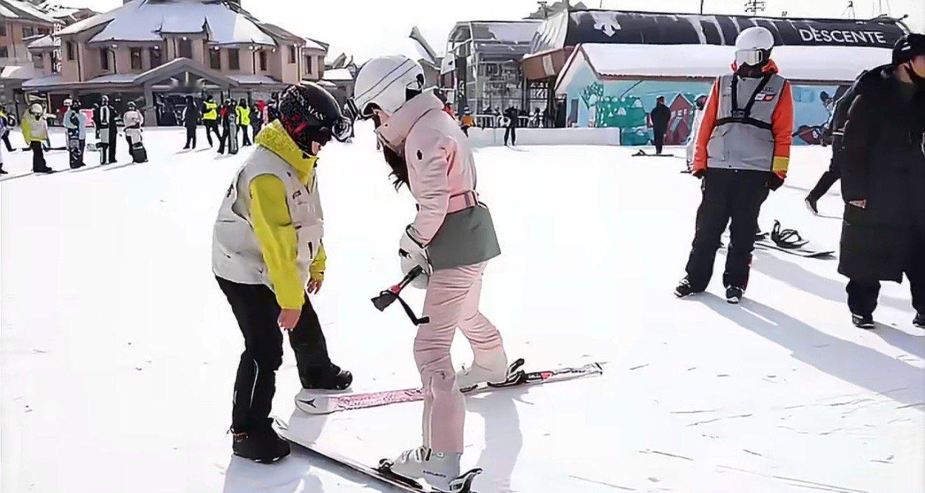 疑似赵今麦驯服四肢视频流出看她滑雪就像看一场人体喜剧——大脑发出指令，四肢各自