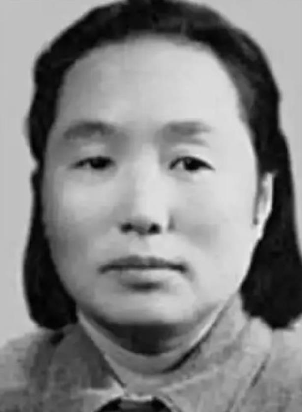 1937年，地主王学文发现一20岁女兵躺在家门口，见四下无人，他一下将女兵扛到了