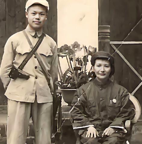 1949年11月，一名首长的夫人和他的警卫员，在广西拍下了这张珍贵的老照片，首长