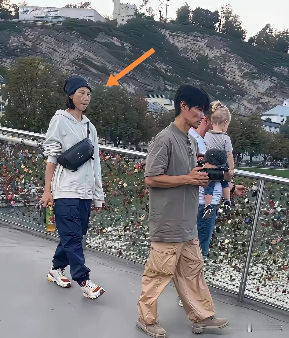 素颜的张晋和蔡少芬。蔡少芬是91年港姐季军，当年也是光芒四射的人物，是我们小时