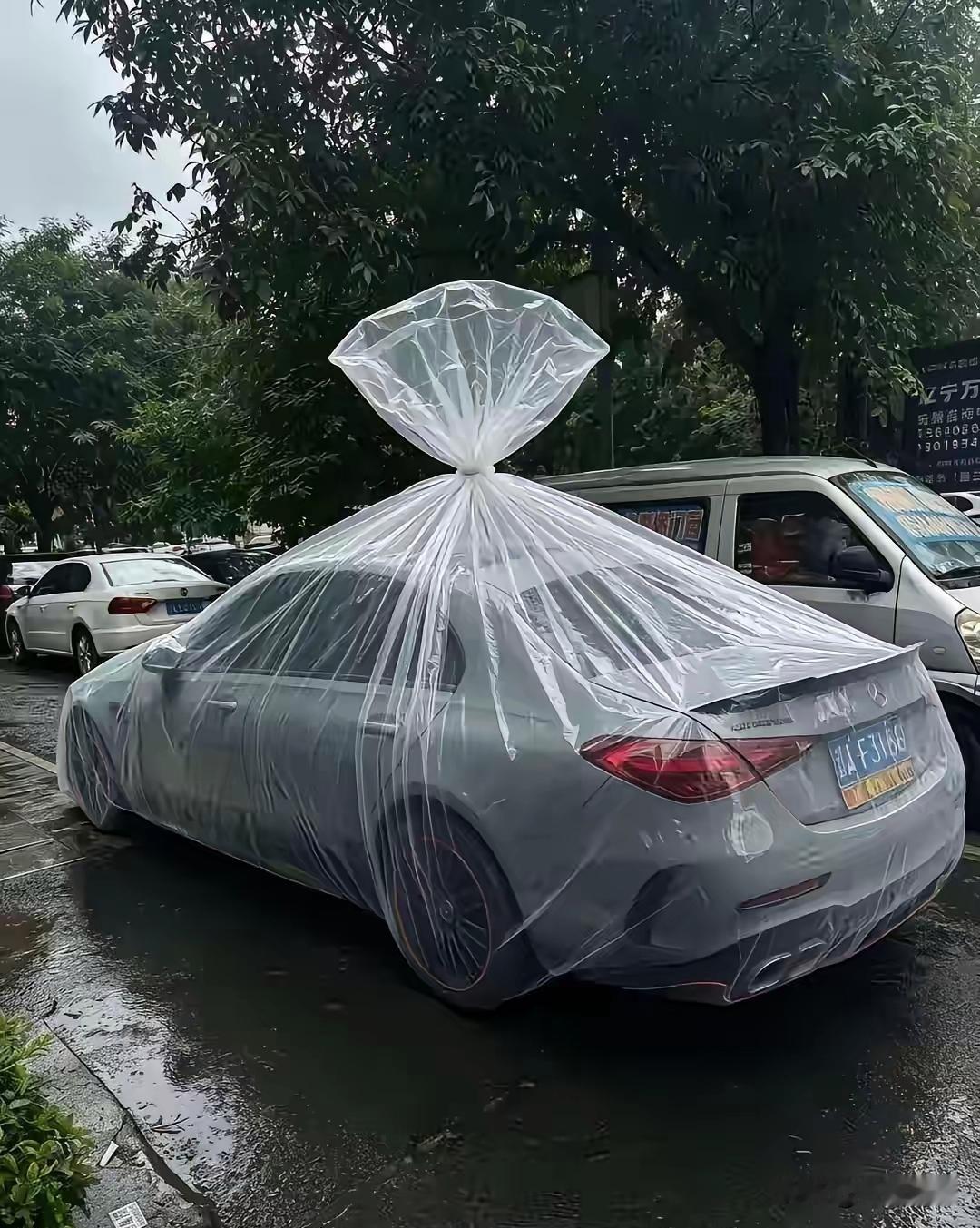 不得不佩服这聪明人沈阳这位车主真的惊到我了，我在想他是怎样把车装进塑料袋的？