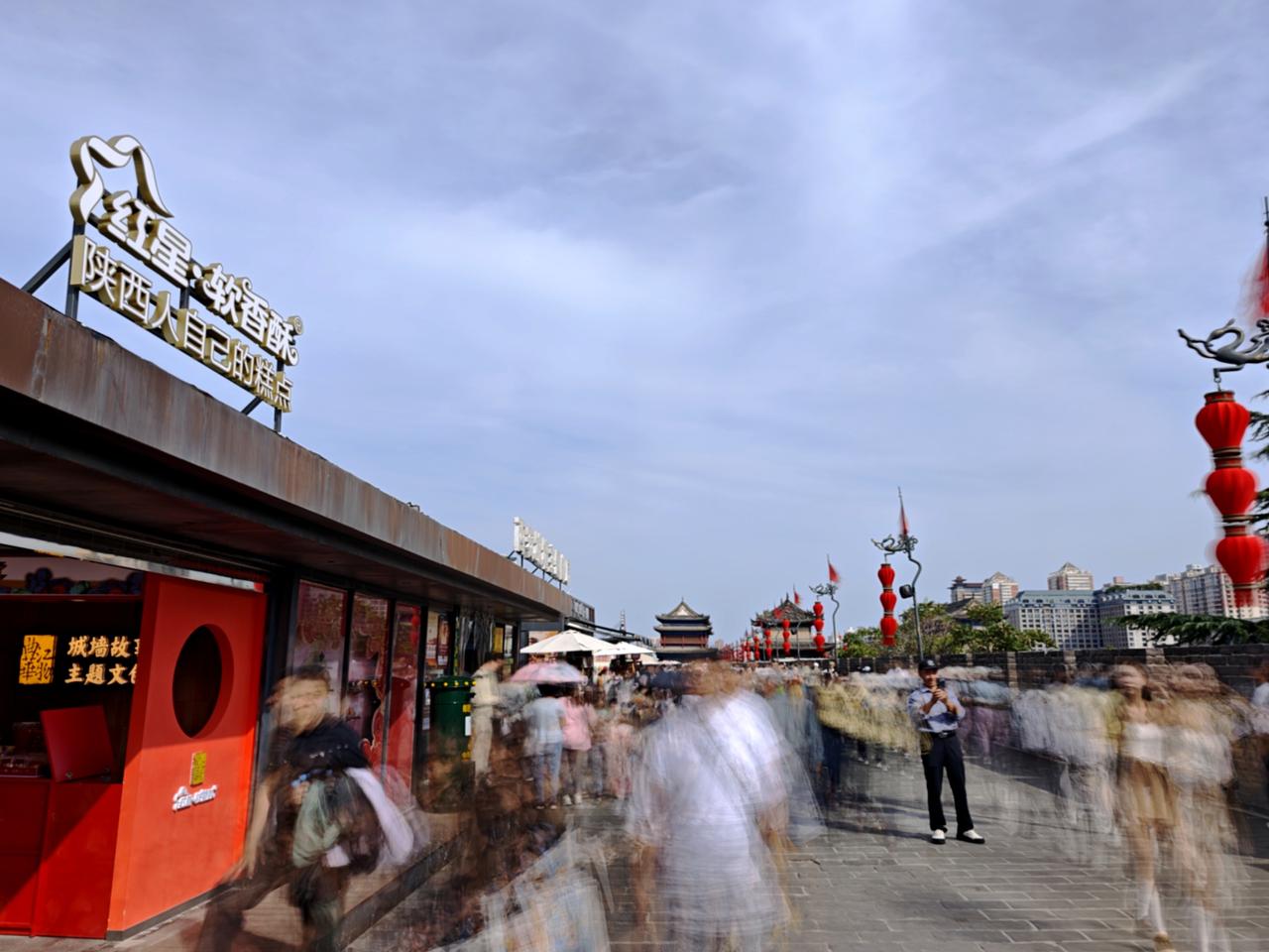 千年古都，常来长安。当你登城墙揽古都风貌，逛钟鼓楼街巷品美食、夜游大唐不夜城感受