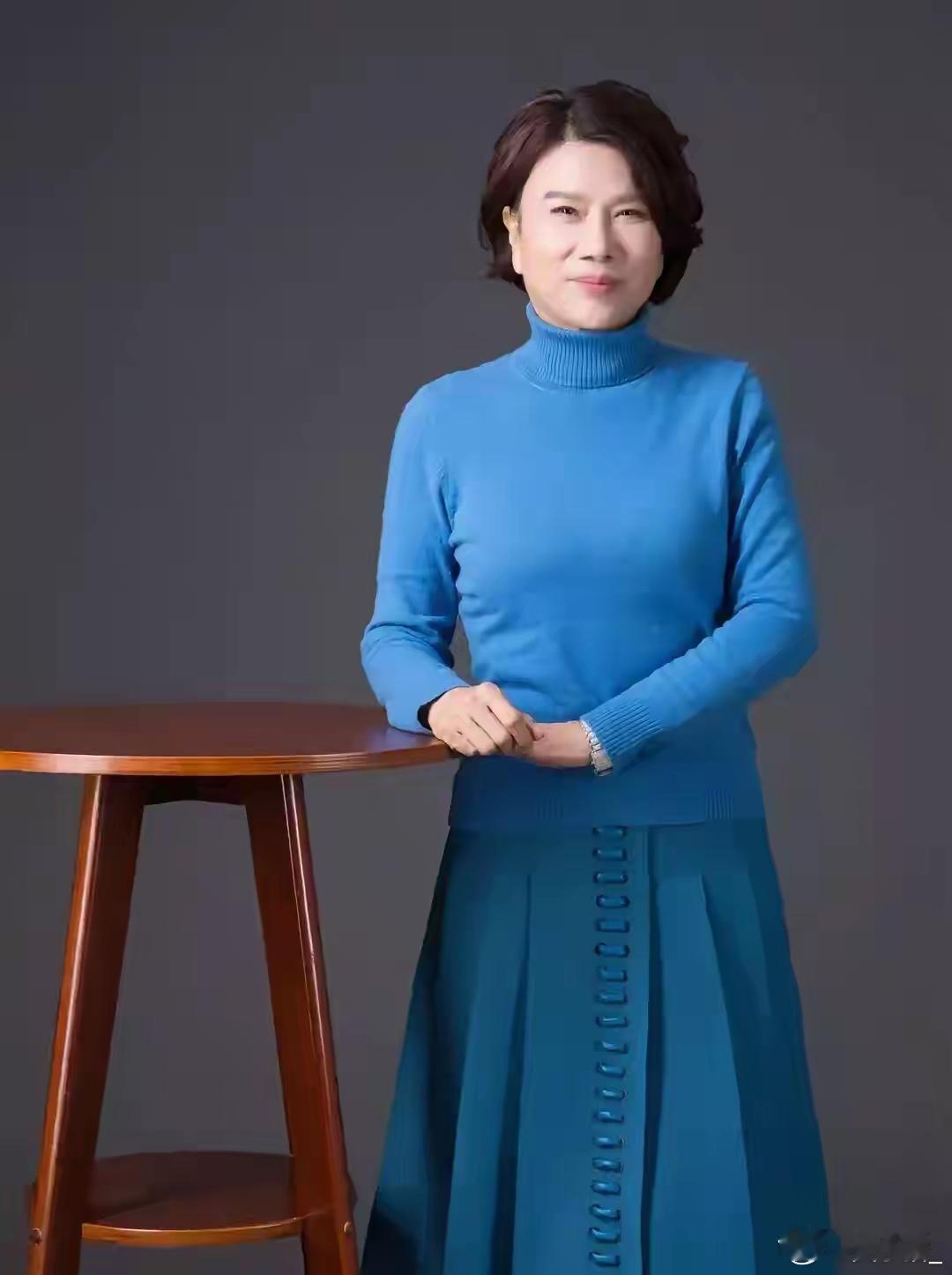 主持人问董明珠:“众多企业家，你最喜欢的人是谁？”董明珠脱囗而出:“众多企业家，