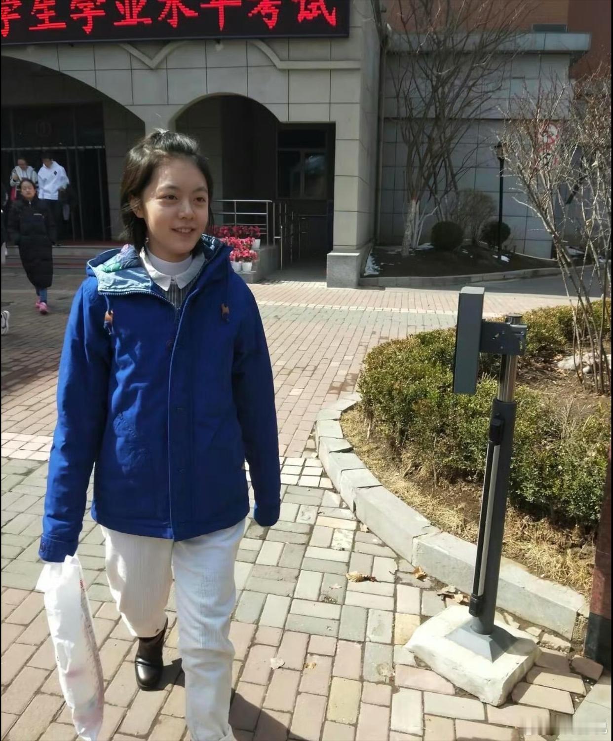 高中时期刚考完试的赵今麦，那时的她好素