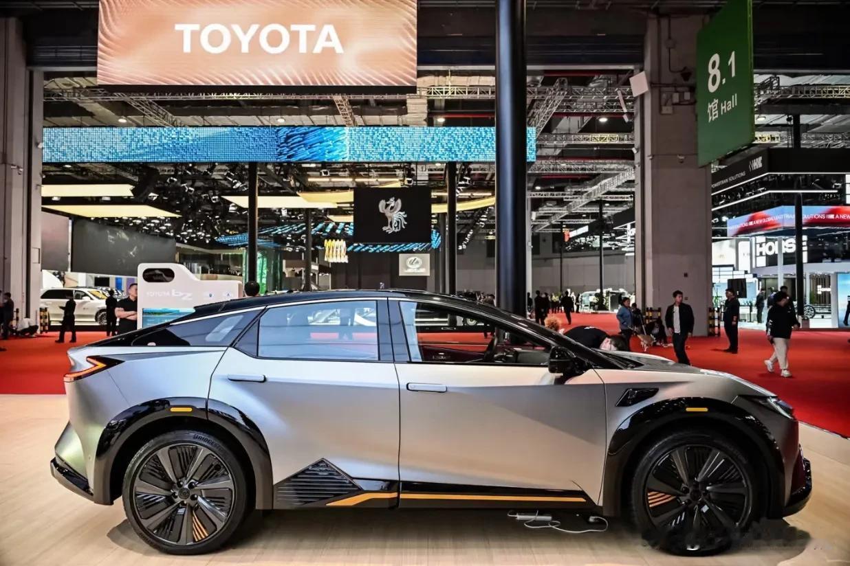 周末去试驾了一汽丰田bZ5,说实话,最先让我心动的就是它的外观——那设计太对我胃