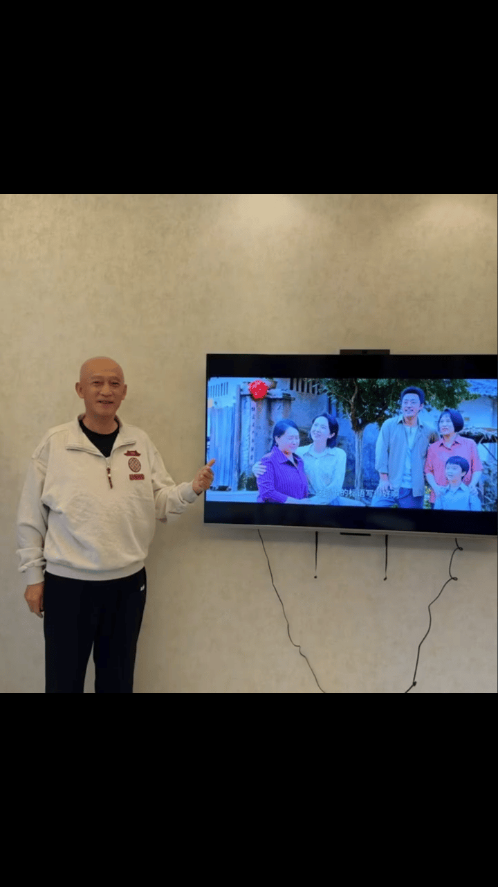 董璇爸为追剧直接换电视！这老头儿太潮了。最近董璇她爸可把我看乐了。老