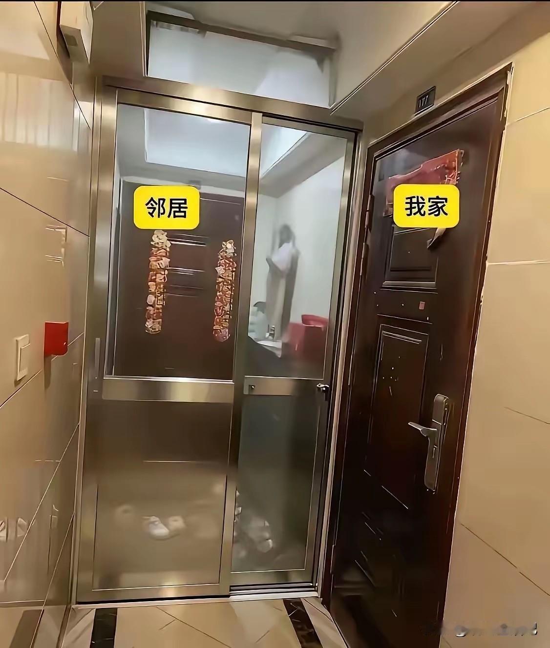 大家认为，邻居家这个玻璃门应不应该装？