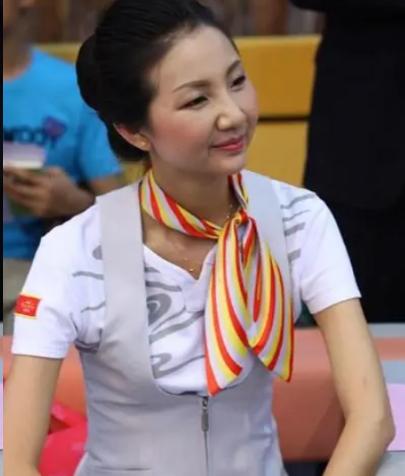 2012年6月，5700米高空之上，一名推着餐车的空姐突然冲到了驾驶舱前，用车子