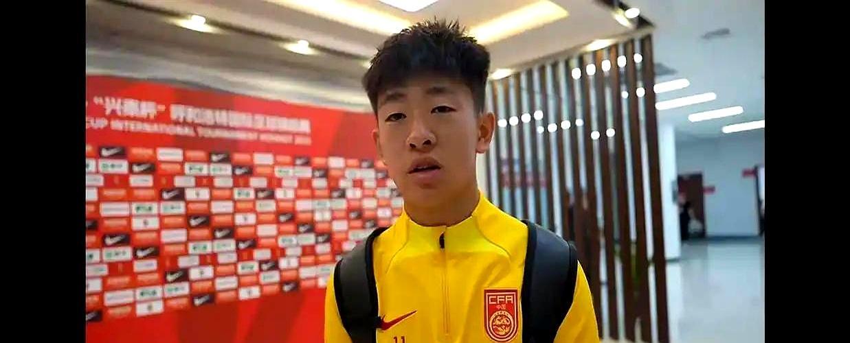 在西班牙韧带撕裂，被“退货”回国，他转身就带队7:0复仇。对印尼那场球，邝