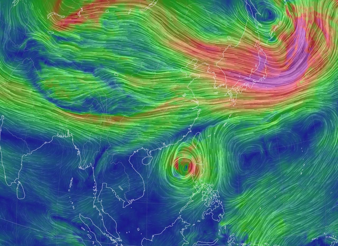转章：夏云回眸台风凤凰已经穿过吕宋岛并进入南海东北部海面。此时它已经来到副热带