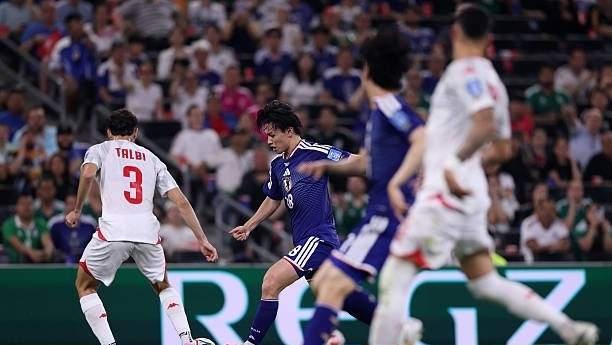 半夜爬起来看日本对突尼斯，上半场踢完2比0，气得我直接把手机摔沙发上了。都是亚洲