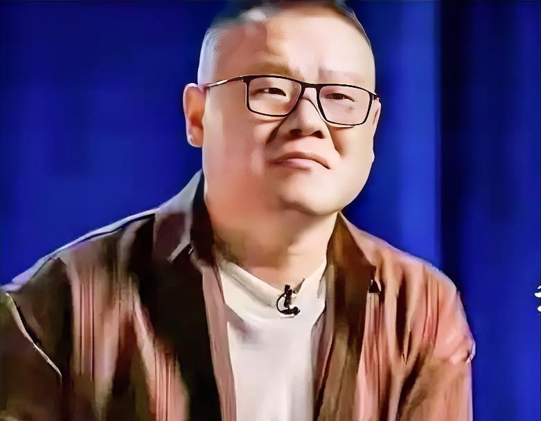 岳云鹏说相声怎么就把眼睛给说坏了，这么年轻就戴上了老花镜。虽然，戴副眼镜看起来显