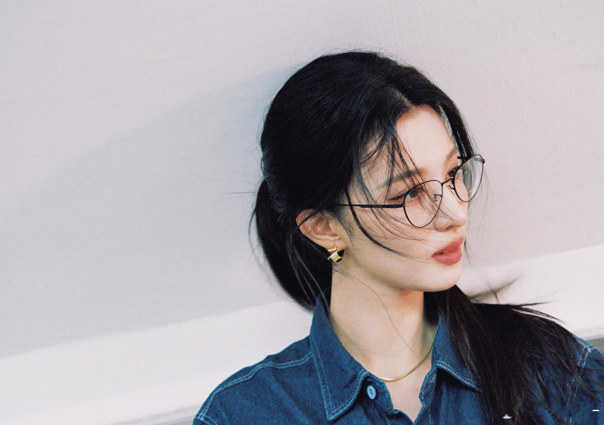 姐姐这身简直是行走的画报！牛仔造型清爽利落，眼镜一戴，清冷知性的气质瞬间拉满，点