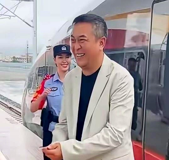 张嘉益抱着个玩偶刚坐下，屁股还没焐热，车厢广播就响了：安康到了。这趟首发的西康高铁，把西安到他老家的