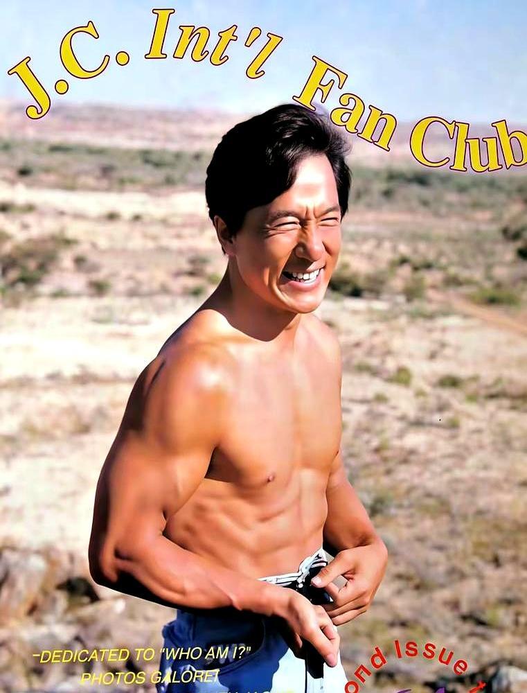 成龙被问跟李小龙谁能打，张嘴就说让他赢吧我是双骨他是单骨。他在锵锵三人行里