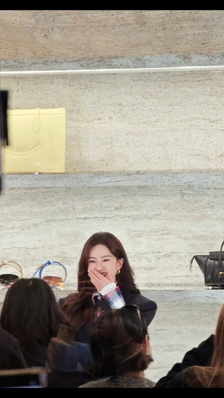 无惧生图的大美女一直都是爱笑的姐姐