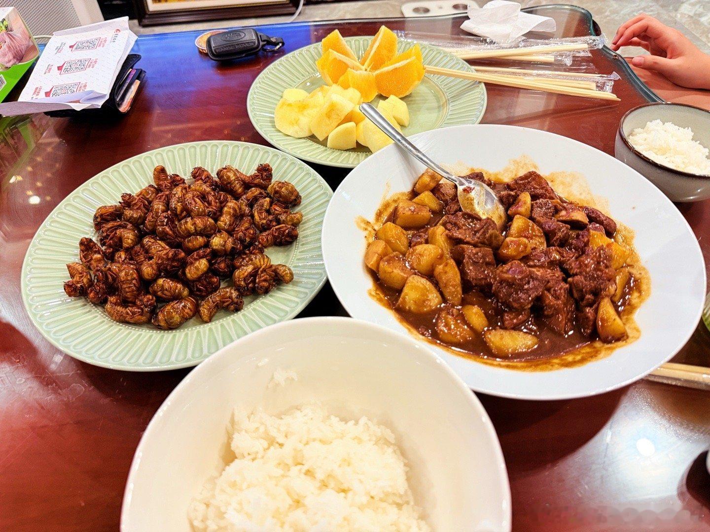 今日菜系：牛腩炖土豆➕山东孩子的最爱，炸知了猴这是今天山东朋友刚给发来的，自己家