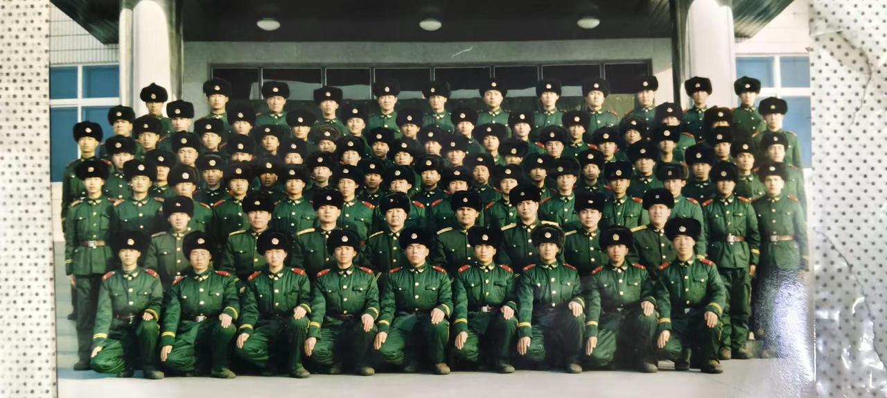 最后一批三年制服兵役，边防武警，很怀念战友情一块摸爬滚打