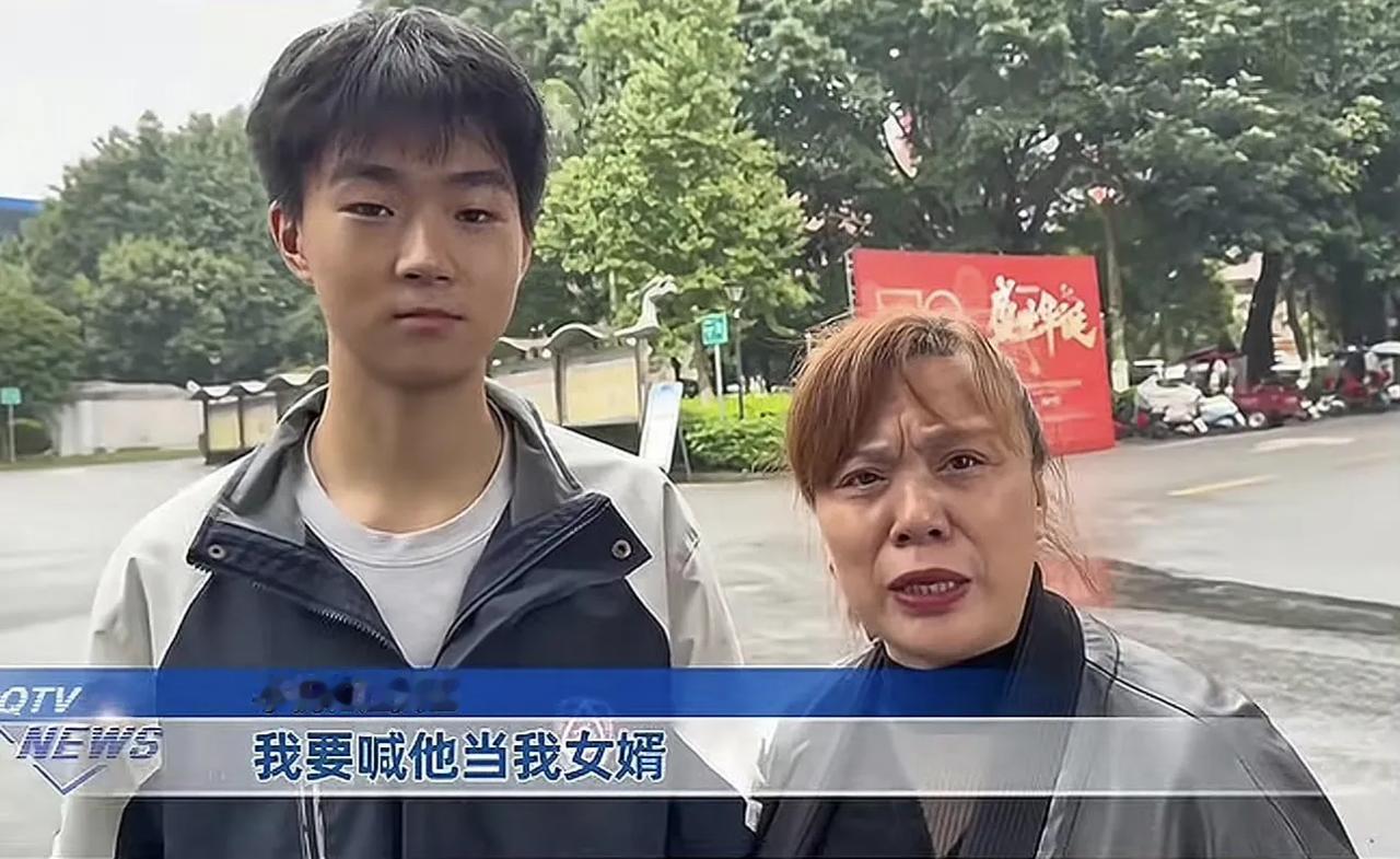 18岁的他穿着摇裤,光着腿冲进火场里救出两位老人,老人女儿声泪俱下……重庆某