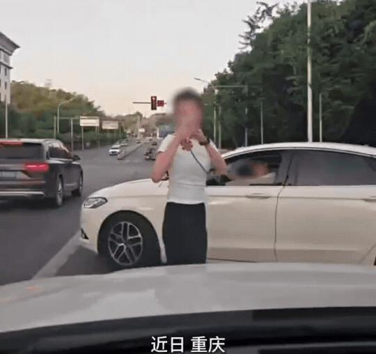 这两口子嚣张到了顶点！近日重庆，一位女子指挥自家车辆变道的事引起公愤，视频传到网