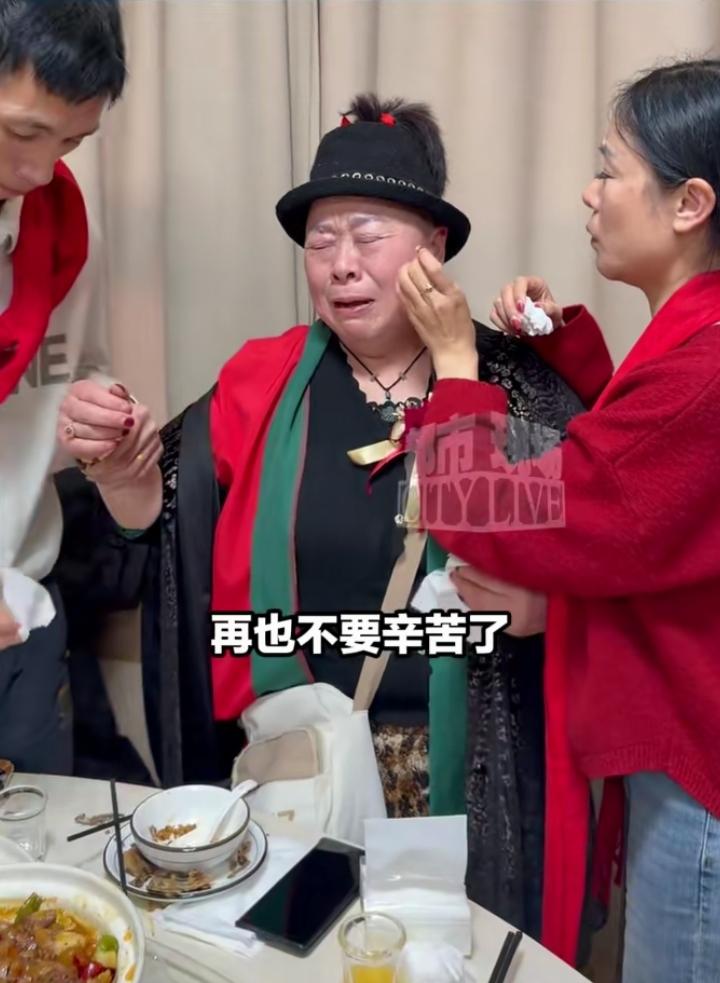 破防！3月24日，湖北仙桃姐弟团圆宴，收养过李林的妈妈特意赶到现场见证，全程泪流