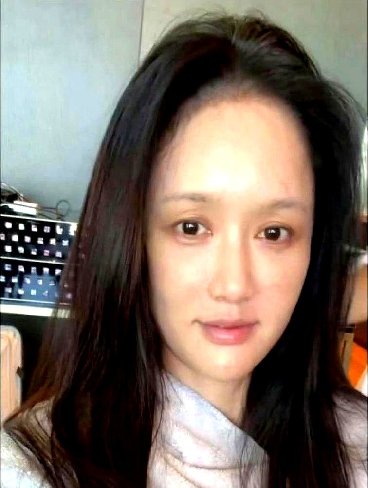 陈乔恩的素颜照，眉毛稀疏，发际线后退，黑眼圈藏不住，评论区炸了。有人嘲讽她老了，女神滤镜碎一地。她倒