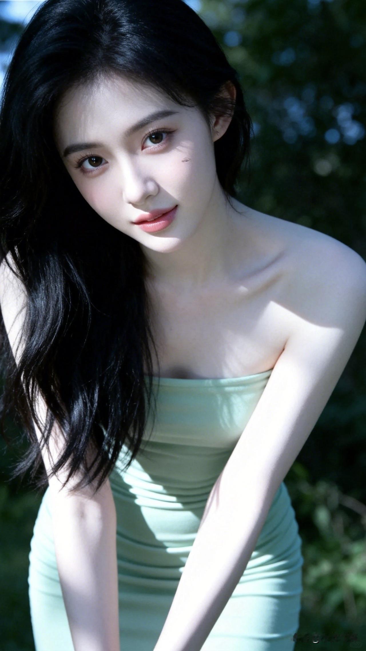 ：一眼倾国，再看倾城，再看就不美了。如果你看，再看，还看，如果还想看，还没看腻，