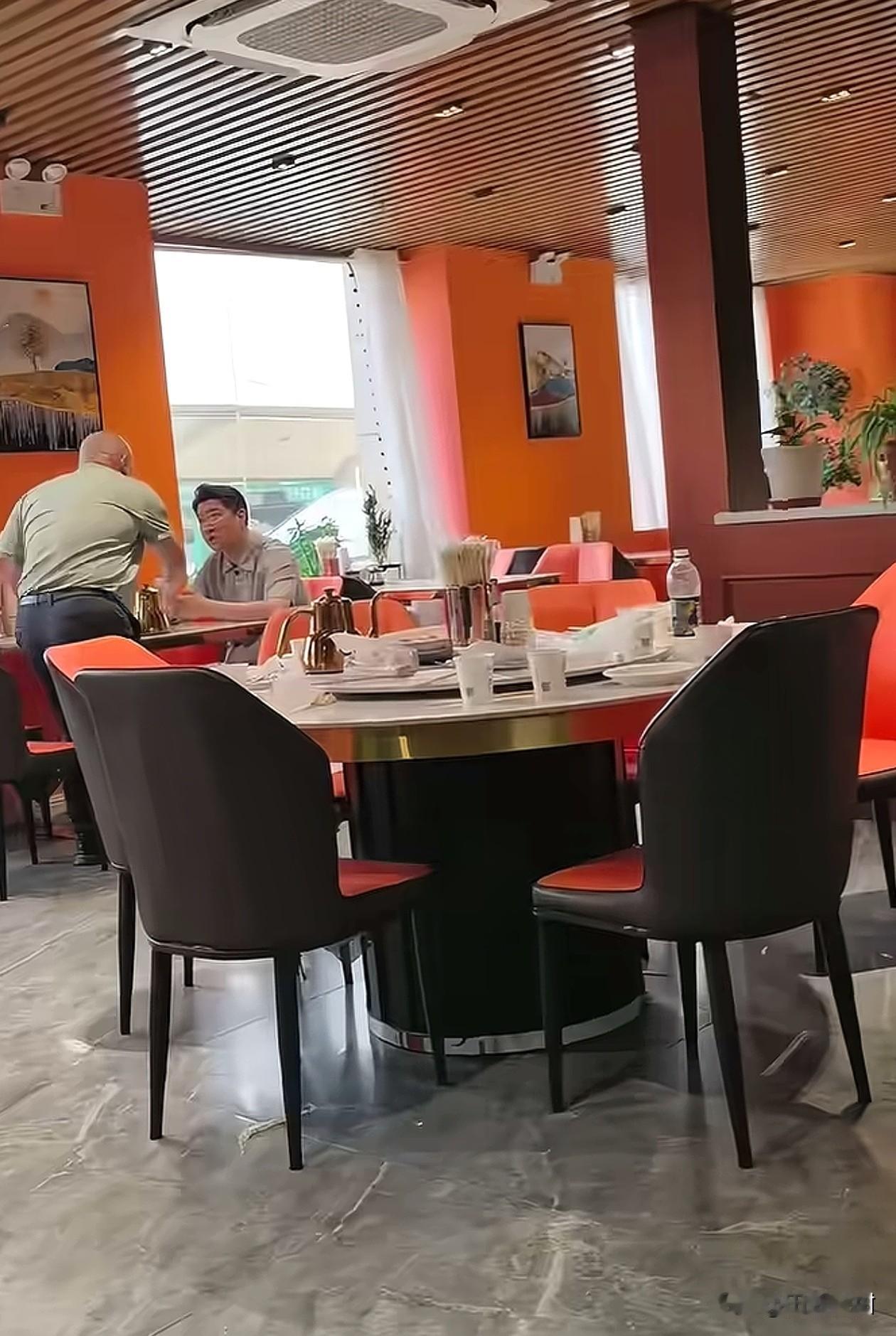 曹云金，懵了。他在外面吃饭时，一个光头突然挡了一下他的手机，然后坐在了他的对