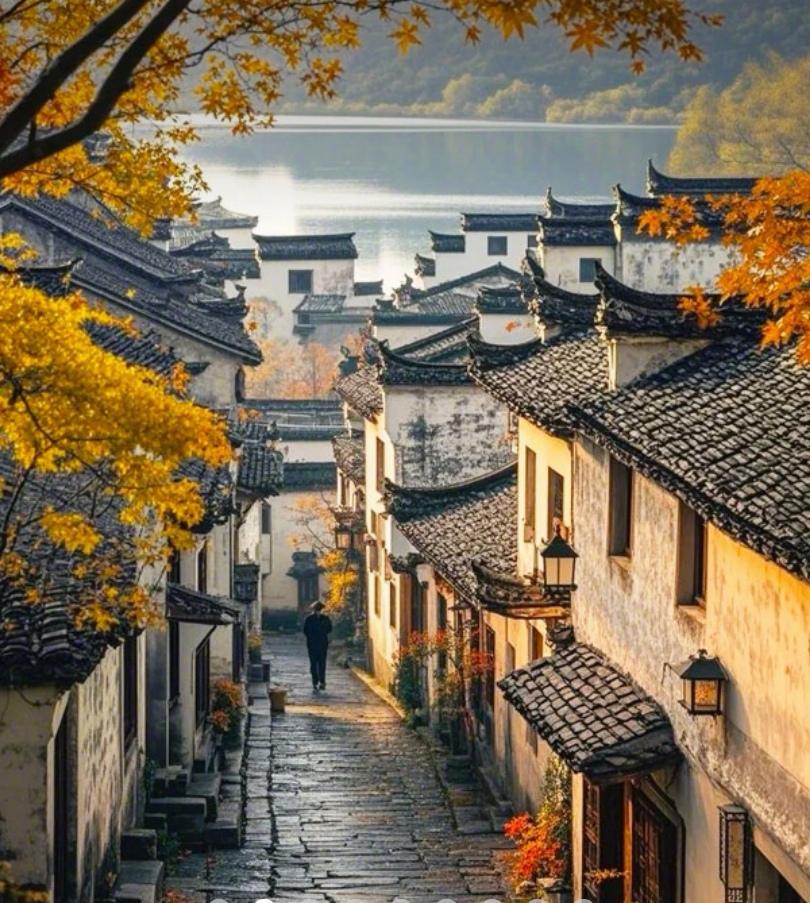 古城老巷灰瓦白牆，石階池塘，槐樹鞏橋，偶見的殘垣斷壁，記載了歲月的時光。