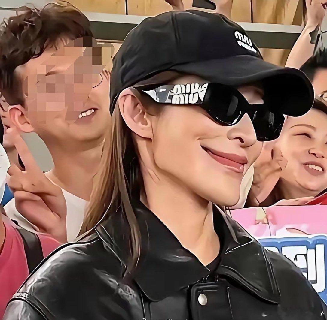 女明星还是不要做太多医美了，这下巴，看的把人吓一大跳啊！！