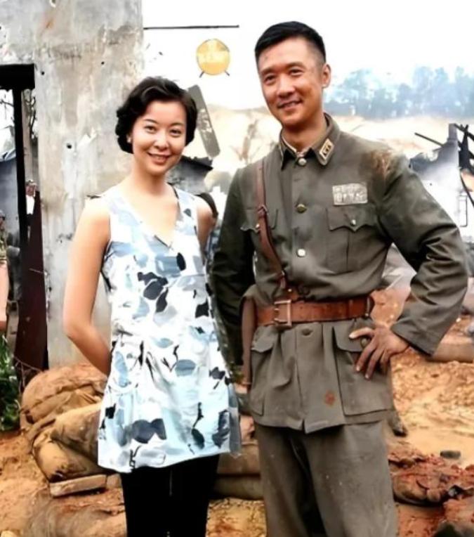 同居9年，黄志忠求了无数次婚，甚至父亲病重时红着眼求她假扮儿媳，柯蓝都拒绝了。不