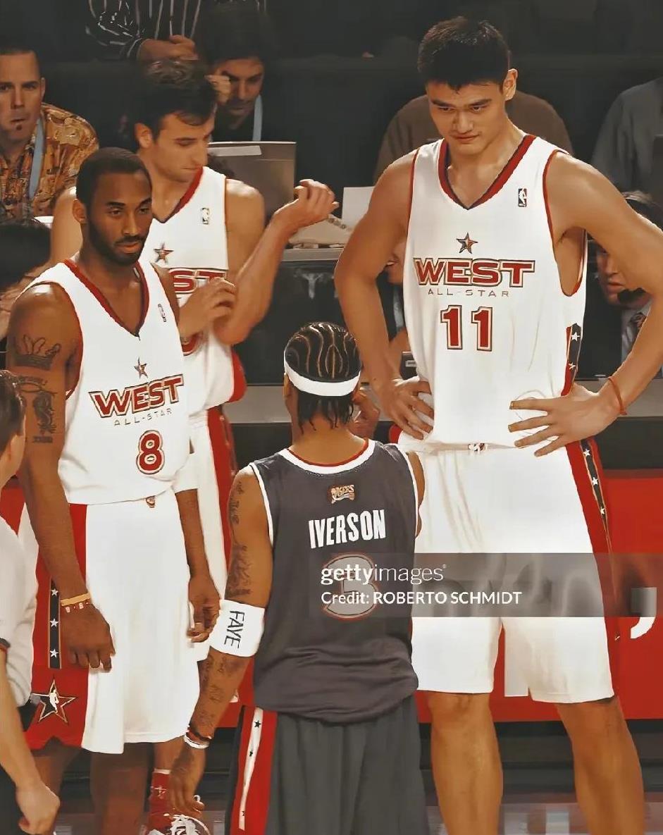 下面的图片，满满回忆，青涩的姚明。00年代的NBA堪称神仙打架，姚明、科比、吉诺