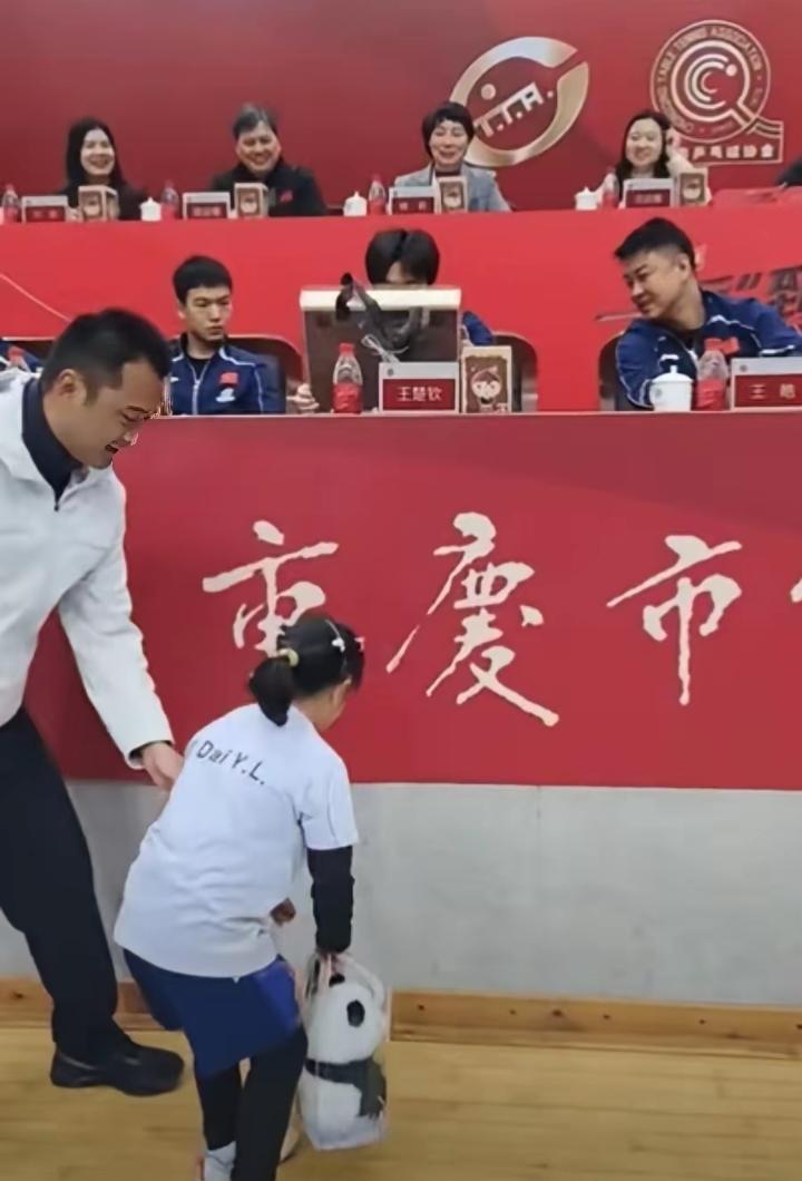给王楚钦送礼物的小球迷，准备了双份惊喜！小女孩是练乒乓球的，一直把莎头当榜样，特