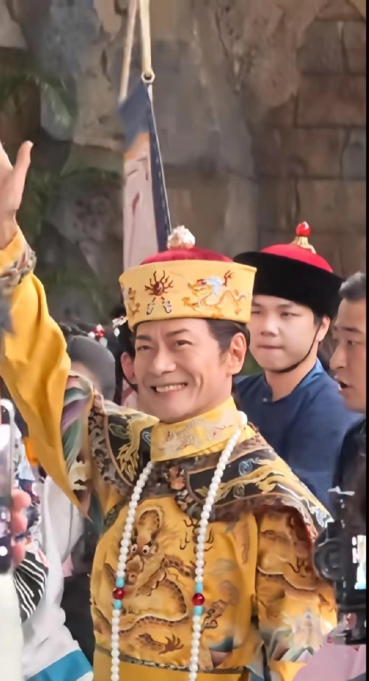 哇！江华这次突然亮相真是惊喜暴击！这状态说是吃了防腐剂我都信，港星是不是偷偷集体