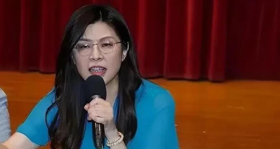 国民党副主席张荣恭最近在节目里爆了个猛料，说郑丽文根本不是大家以为的