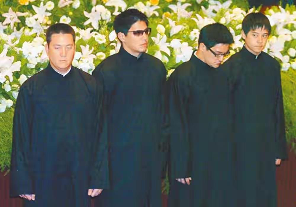 一张照片，一段历史的回响2004年12月，台北荣民总医院介寿堂里，一场葬礼正