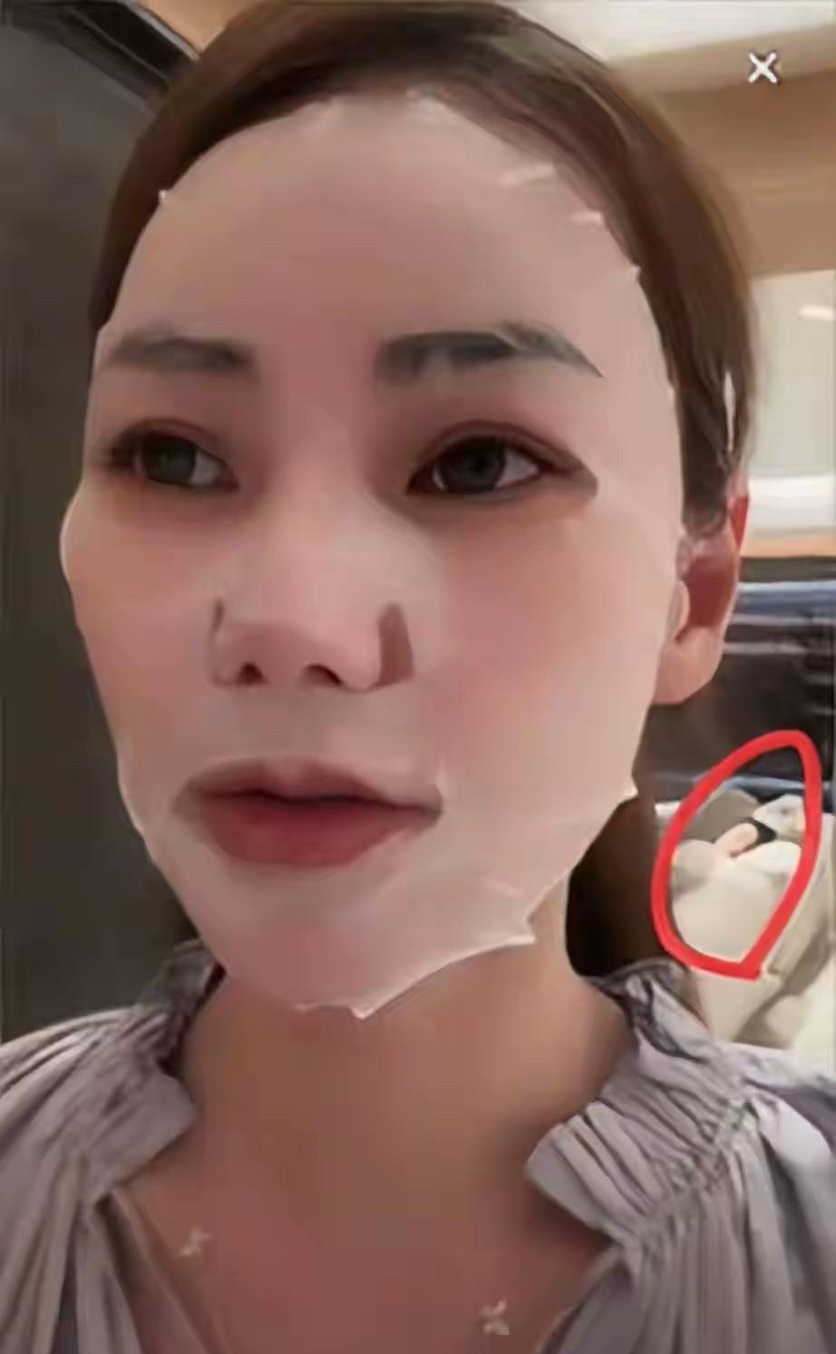 马筱梅身后红圈里的是个小孩儿在睡觉吧，感觉这么吓人呢？按理说她直播，镜头里应该