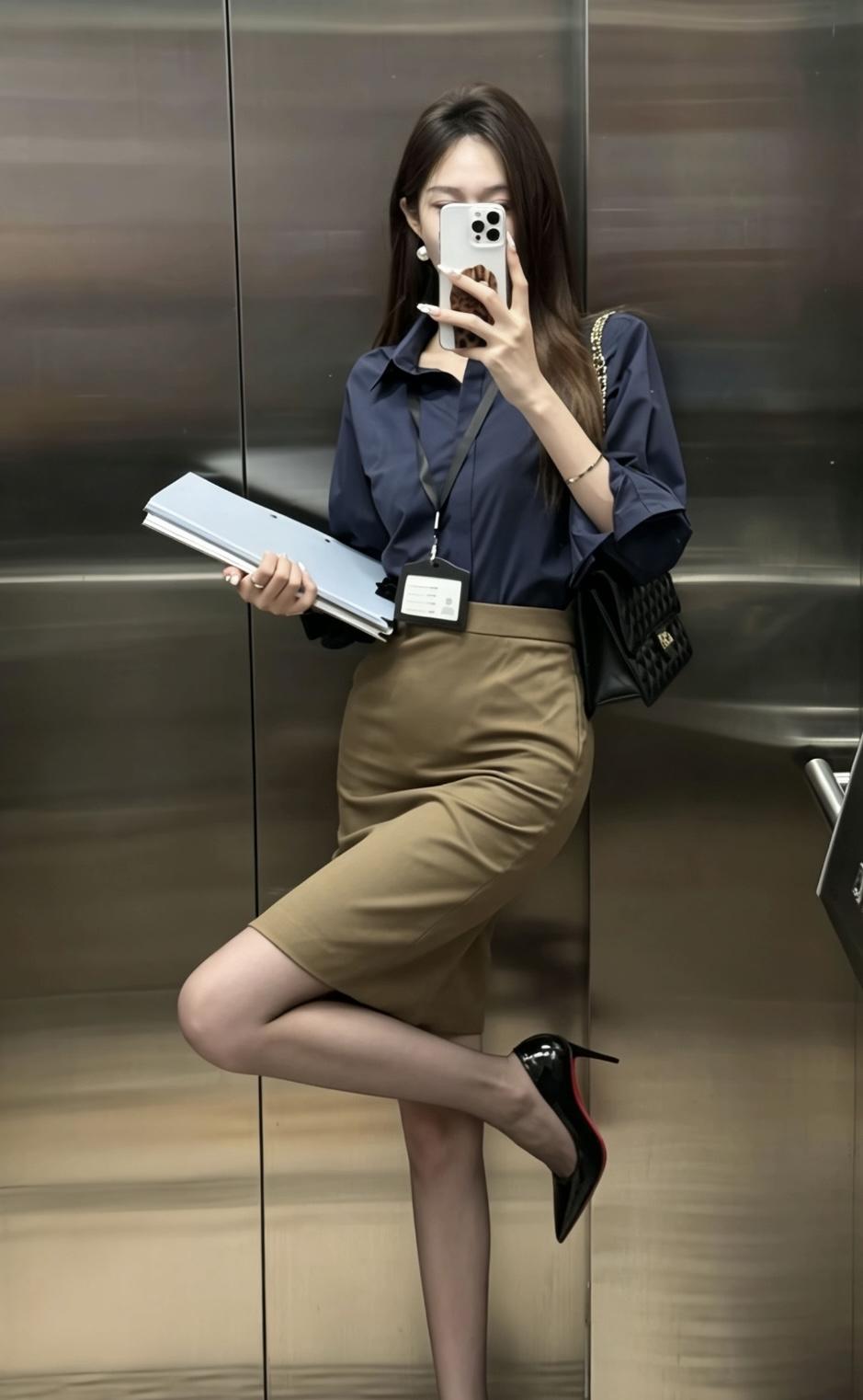 今天锐减这套通勤装真的是“职场万金油”，得体不刻板，温柔又专业。✅藏青色衬