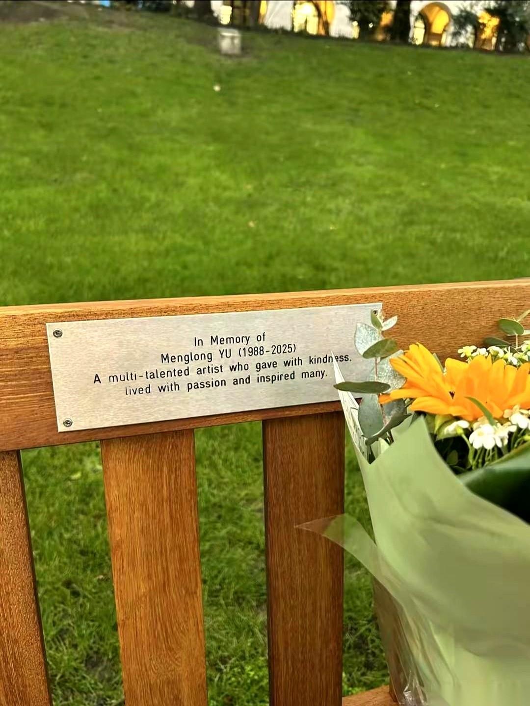 看到那一幕的时候，眼泪真的没绷住。根本不需要什么华丽的悼词，就那样静静地一张长