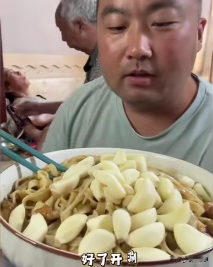 我的天，现在这吃播也太拼了！都说“吃面不吃蒜，香味少一半”，可你也不能把蒜当菜吃
