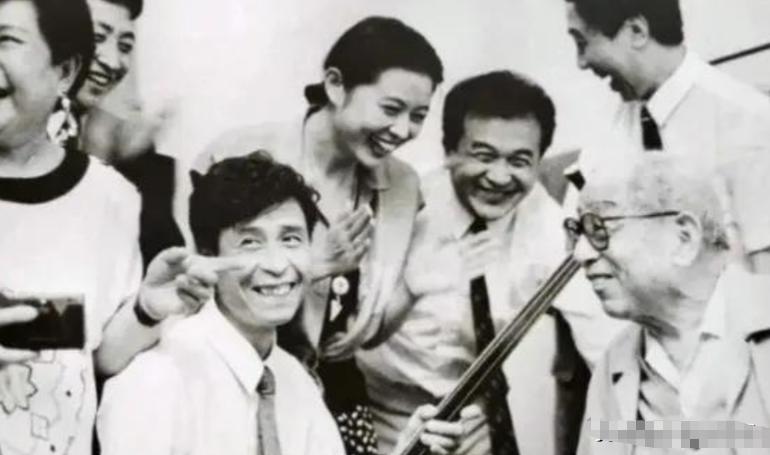 1993年，冯巩赴台拜访92岁张学良，老人一见其面，念珠坠地，颤声问：“你可是冯