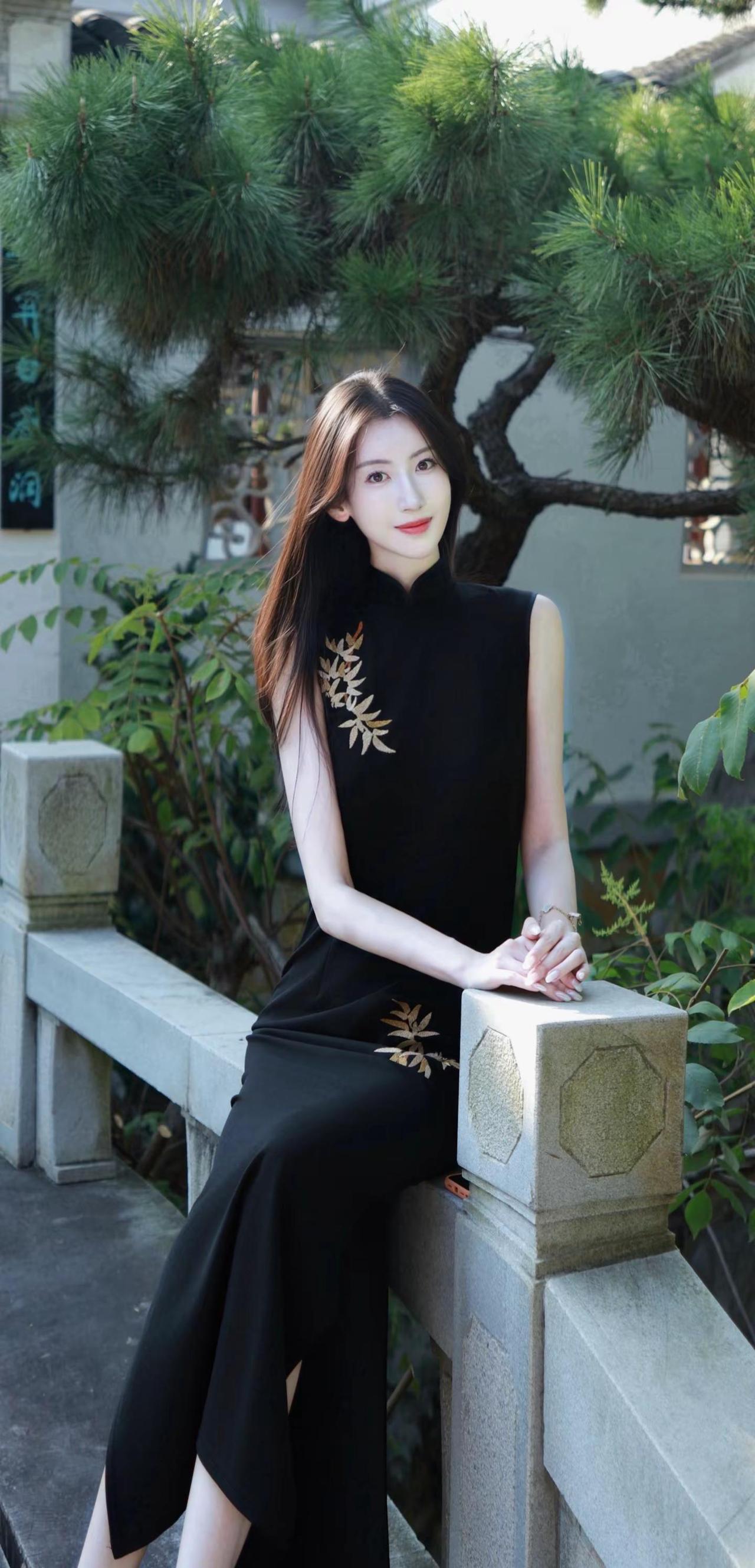 意阑珊，客散懒收敛，听梧桐，疏雨滴屋檐分享照片清冷感中式穿搭ootd穿搭东