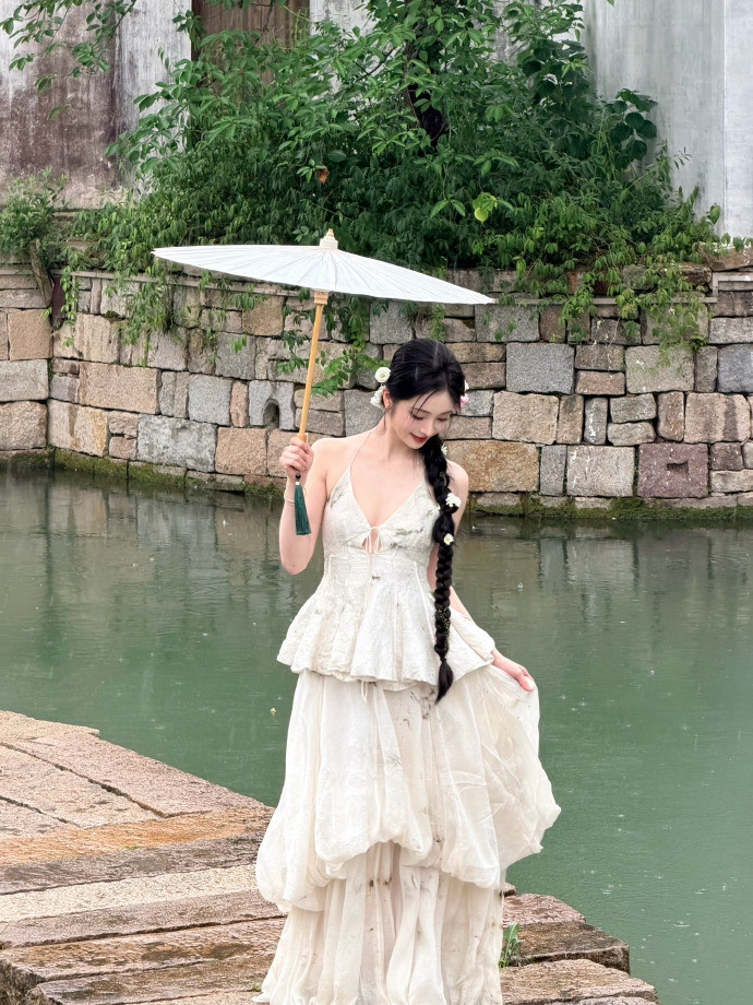 周洁琼东方美学这一块周洁琼身上的东方韵味摒弃传统汉服旗袍，用现代轻奢礼裙搭配中