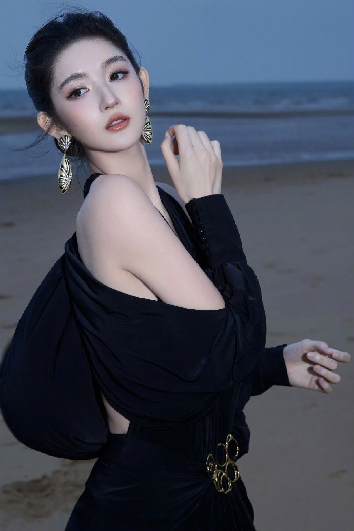 王玉雯暗夜黑天鹅王玉雯星光大赏这组图太鲨我了！挂脖黑裙尽显高级，精致盘发凸显气