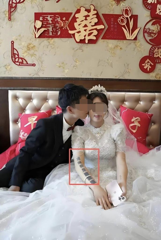 刷到这张照片，盯着看了很久。"满眼都是■■"——4个字，盖住了2个。突然想